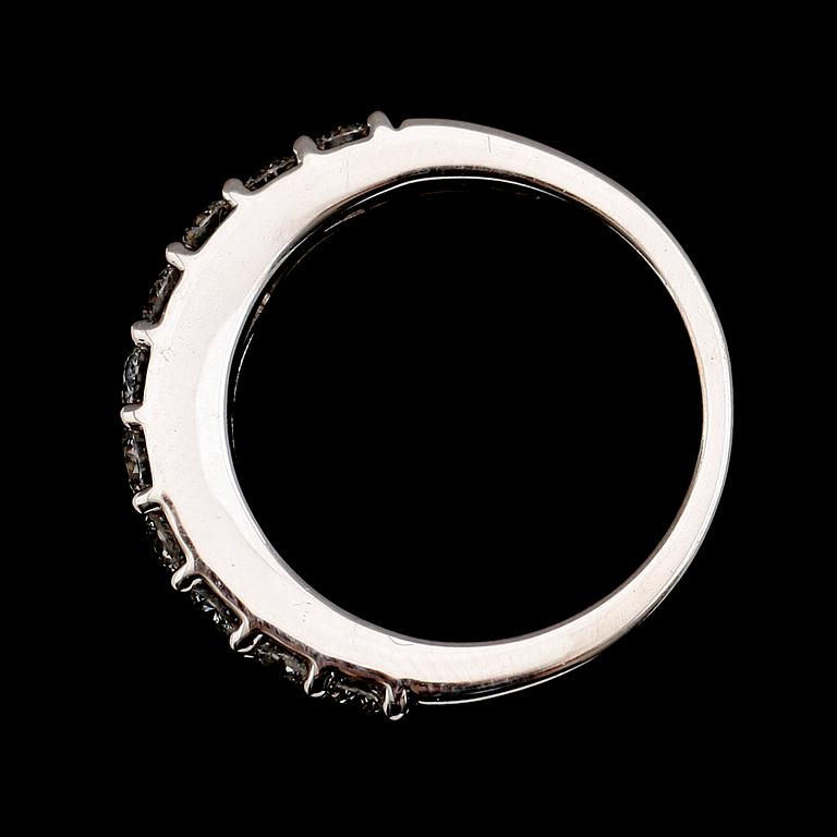 RING, 14 k vitguld, briljantslipade diamanter tot ca 1.00 ct.