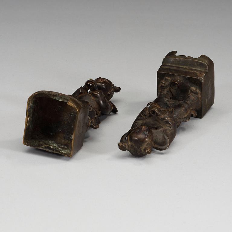 RÖKELSEHÅLLARE, ett par, brons. Qing dynastin.