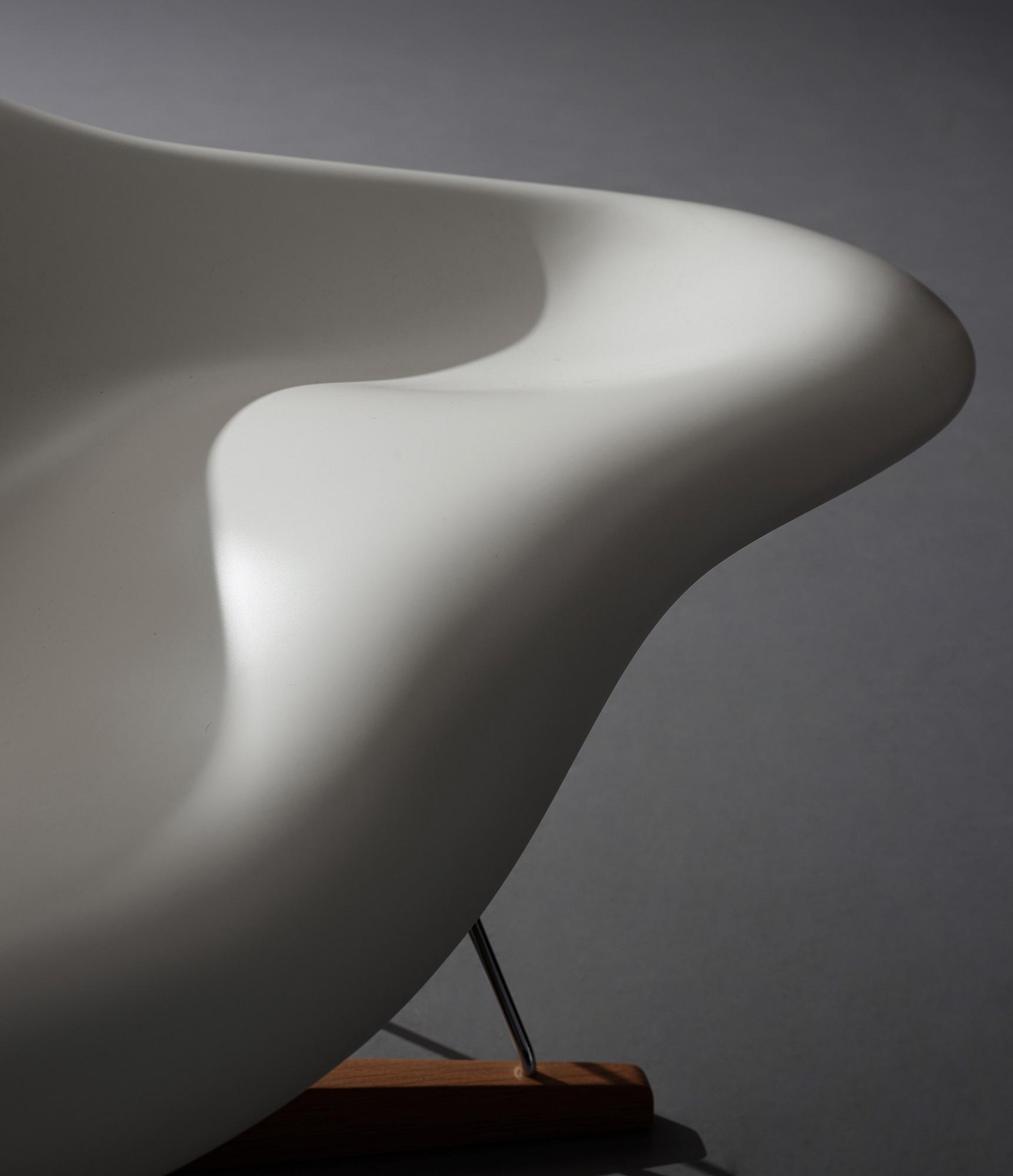 Charles & Ray Eames, "La Chaise",  Vitra 2012.