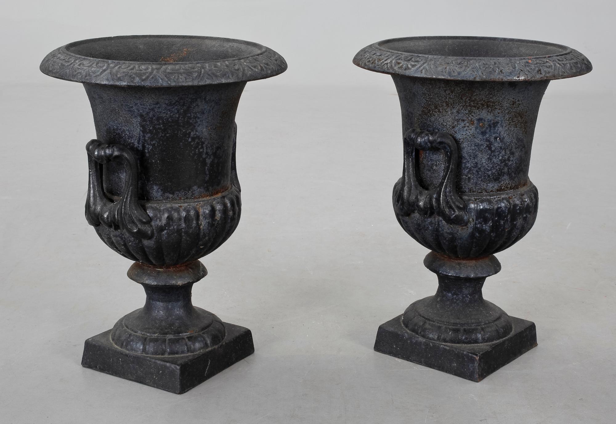 TRÄDGÅRDSURNOR, ett par, gjutjärn. 1900-talets andra hälft.