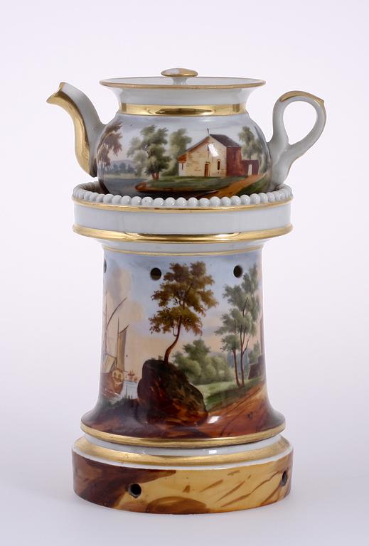 TEKANNA MED RECHAUD, porslin samt MUGG, glas. Empire, 1800-talets första hälft.