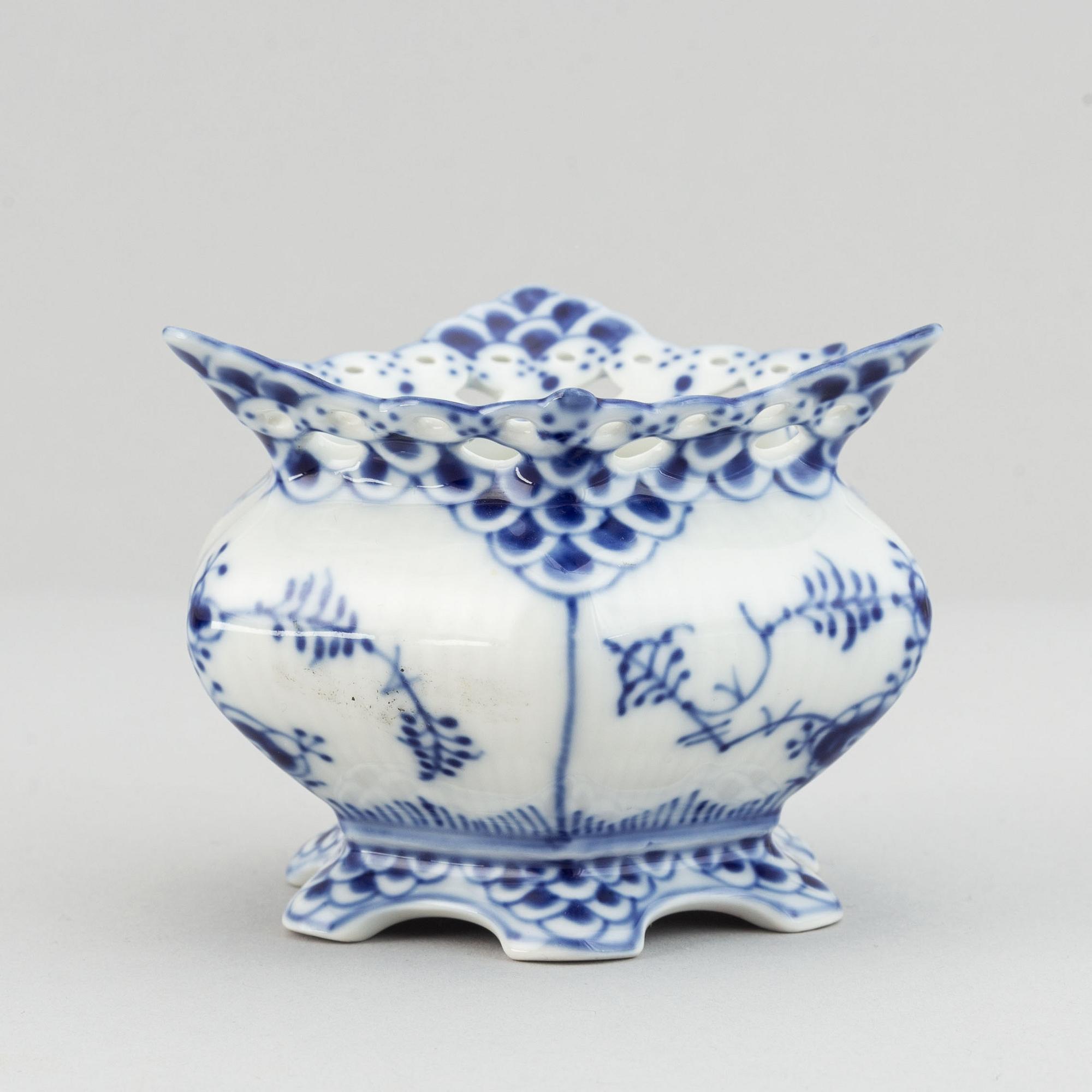 Royal Copenhagen, a mocca porcelain service (17 pcs), 'Musselmalet'.