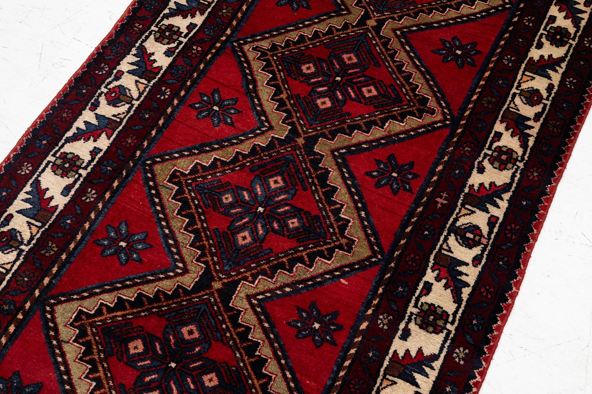 Gallerimatta, nordvästperisk, ca 395 x 98 cm.