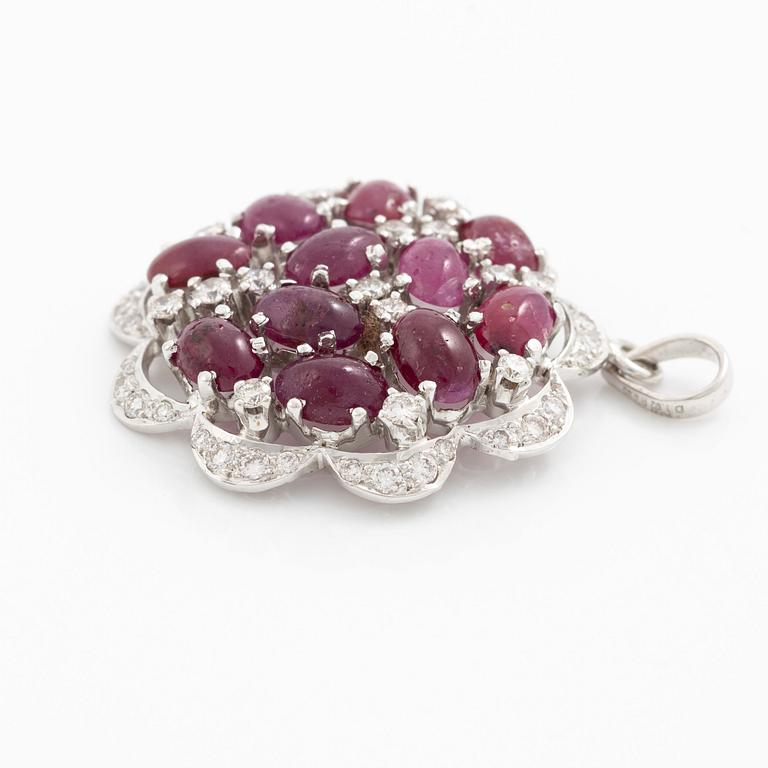 Hänge, 18K vitguld med cabochonslipade rubiner och briljantslipade diamanter.