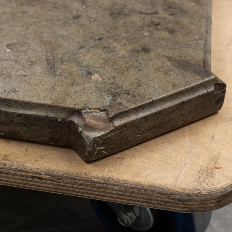 SKIVA, av kalksten, 1700-tal, huggen och polerad.