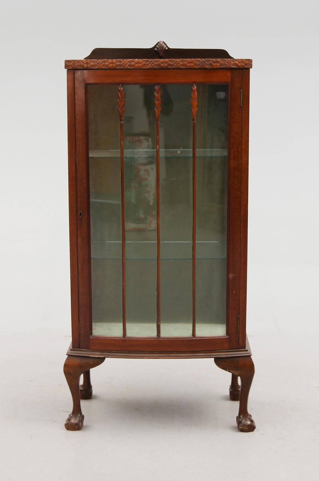 VITRINSKÅP, England, 1900-talets första hälft.