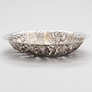 A late 18th-century silver fruit bowl, presumably Hanau pseudo marks.