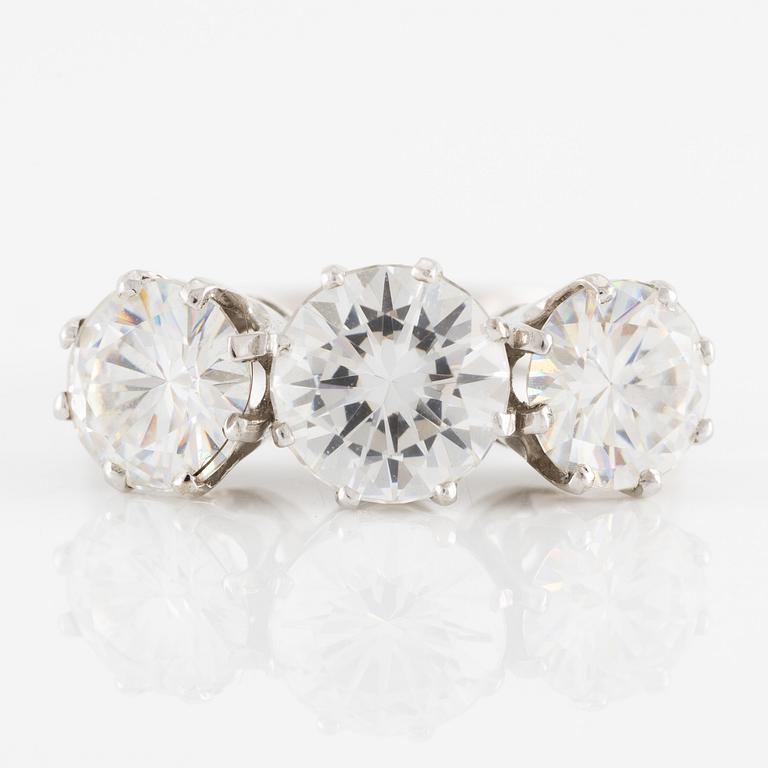 Ring 18K vitguld med vita stenar.