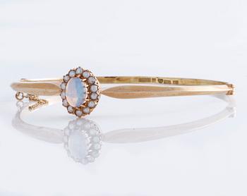 ARMRING, med opal och orientaliska pärlor, Gustav Dahlgren & Co, Malmö, 1917.