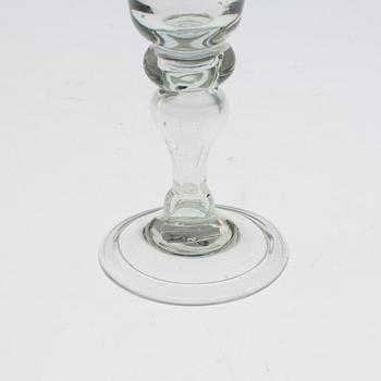 AN 18TH CENTURY WINE GLASS.