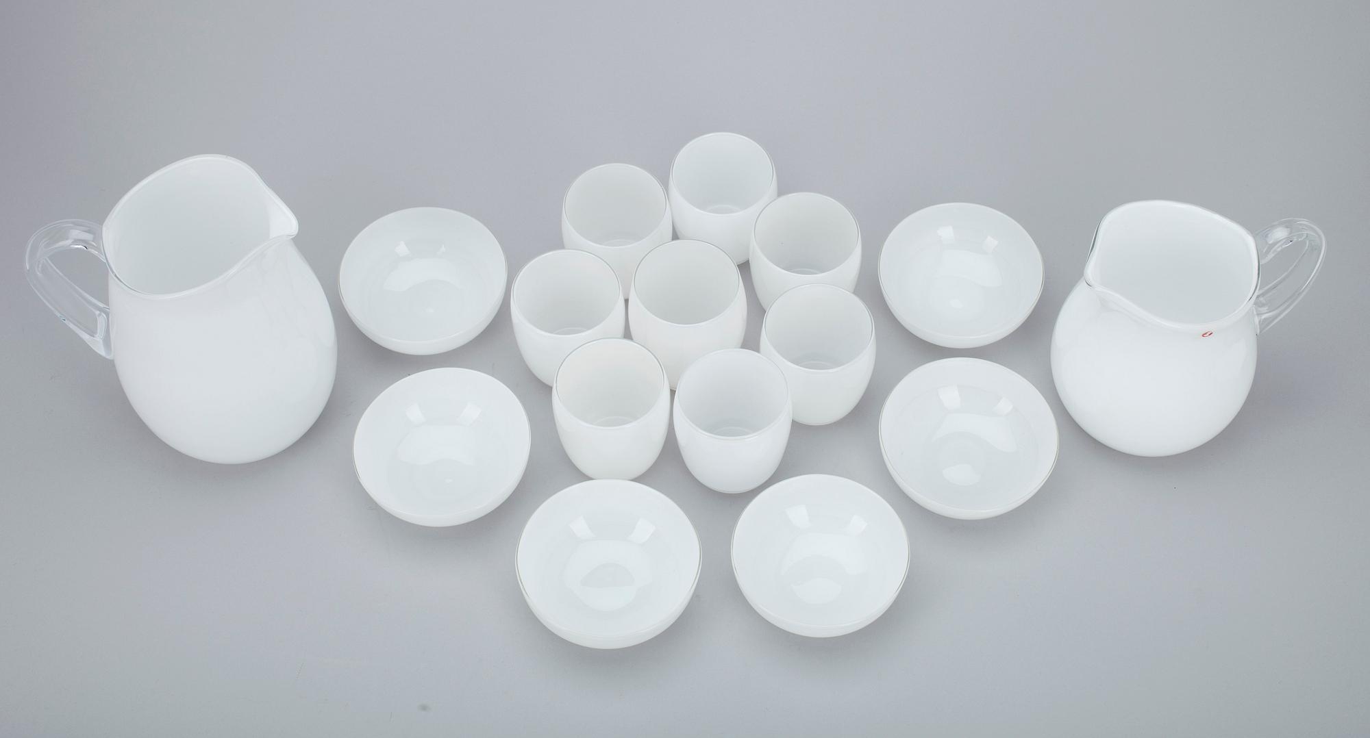 KANNUJA 2 kpl, KULHOJA, 6 kpl, LASEJA 7+1 kpl, valkoista ja kirkasta lasia, Maire Gullichsen Iittala 1900-l loppupuoli.