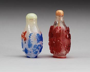 A five colour overlay- and a red overlay glass snuff bottle, Qing dynasty.