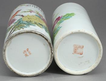 PENSELVASER, 2 st, porslin, Kina, 1900-talets första hälft.