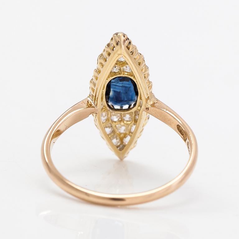 An 18K gold ring with old- and brilliant-cut diamonds ca. 0.52 ct in total and a sapphire. Oskar Lindroos, Helsinki 1937.