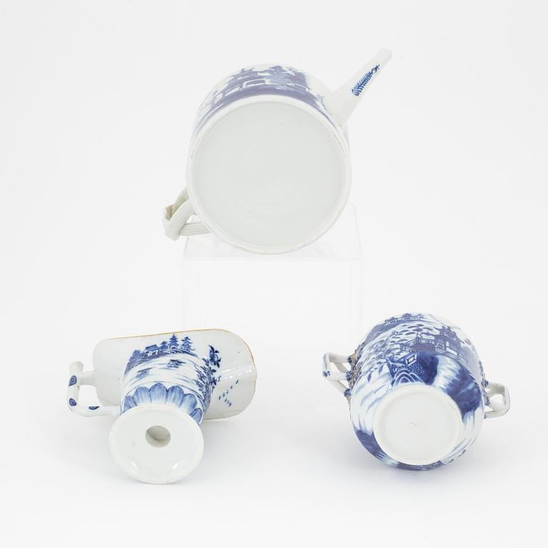 Tekanna, burk med lock samt såskanna, kompaniporslin, Kina, Qingdynastin, Jiaqing, (1796-1820).