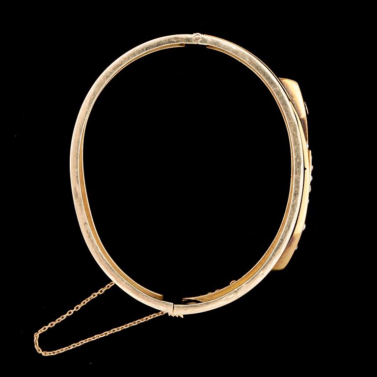 ARMBAND, 18k guld och pärlor, CG Hallberg, otydlig datering, 1900-talets början. Vikt ca 15 g.