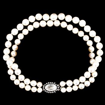 1311. COLLIER, två rader odlade pärlor, 10,4-8 mm, lås 18k vitguld med bergkristall och diamanter. Strömdahl, Stockholm 1962.