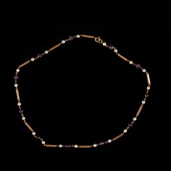 COLLIER, 18k guld, ametister och pärlor. Huskvarna Guldsmedsverkstad 1900-talets andra hälft. Tot ca 7 gram.