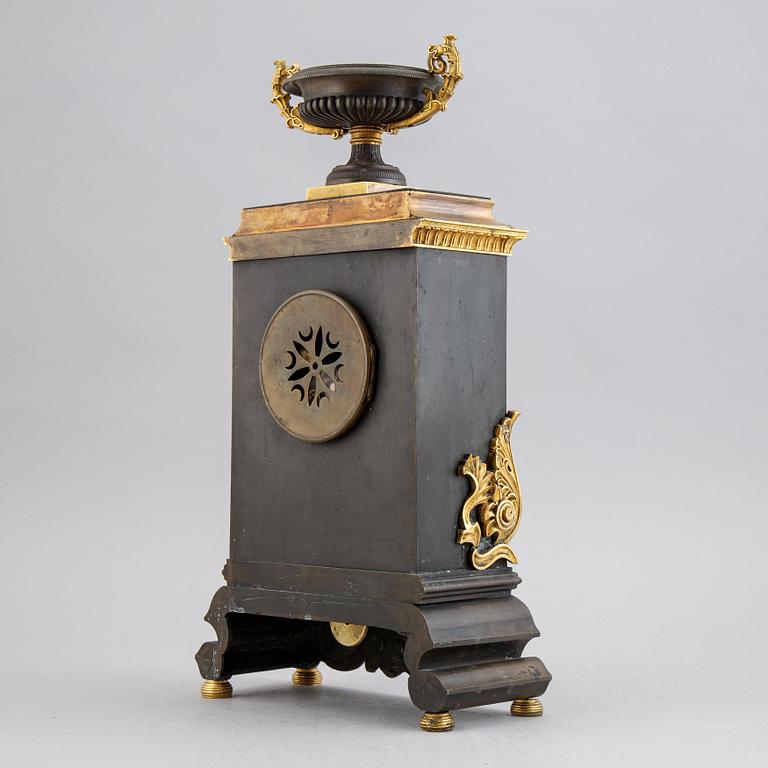 An early 20th Century mantle clock.