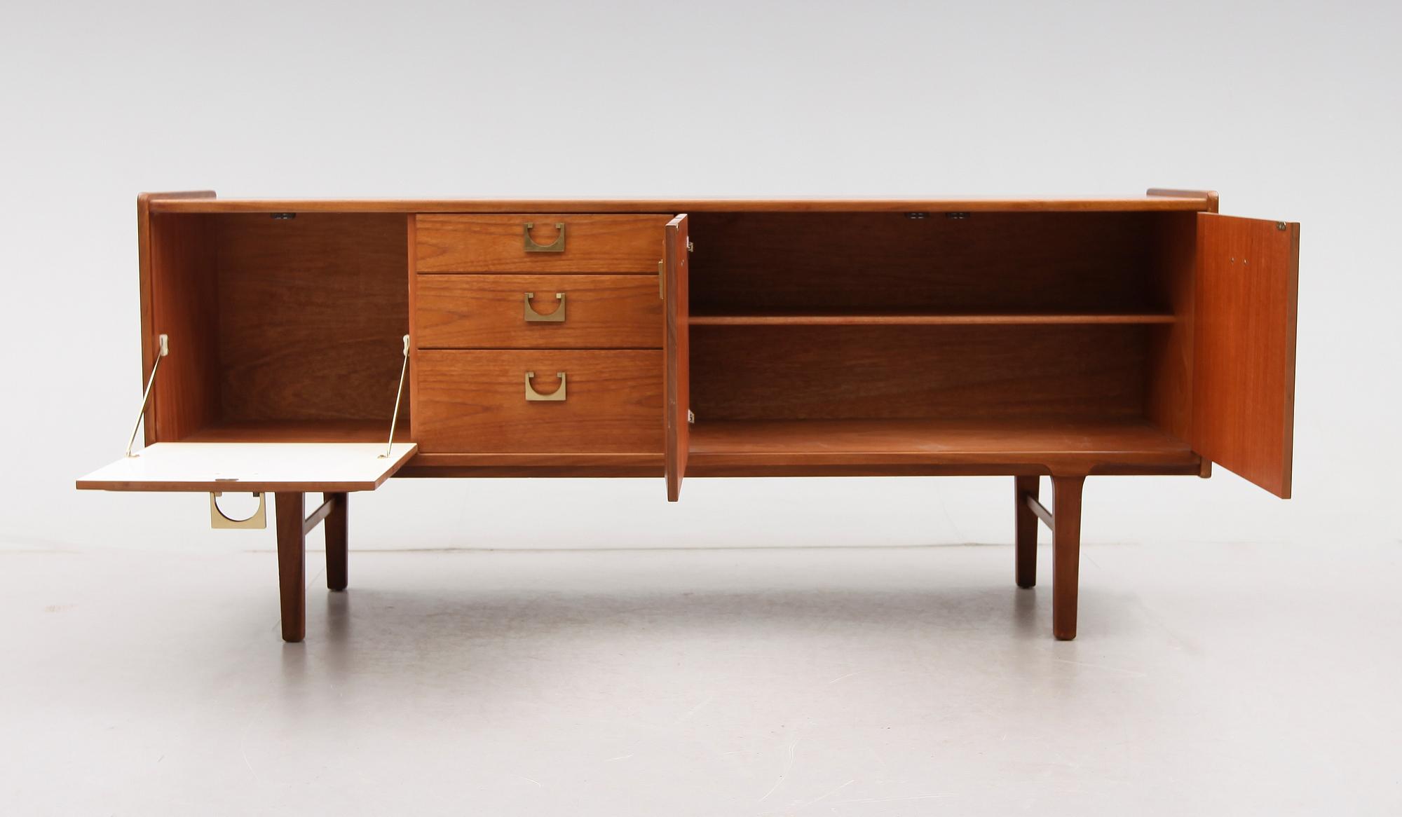 SIDEBOARD, England, 1900-talets andra hälft.