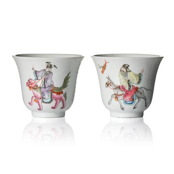 834. A pair of famille rose cups, Qing dynasty, 19th century.