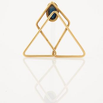 SEDELKLÄMMA, med cabochonslipad safir ca 3.26 ct.