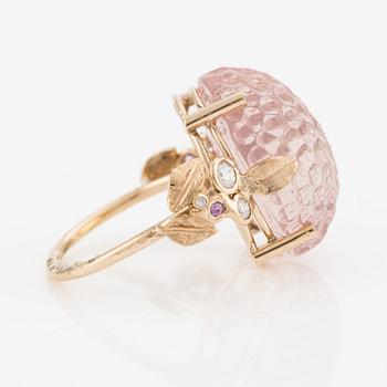 Ring "honey comb" med skuren rosa kvarts och briljantslipade diamanter.