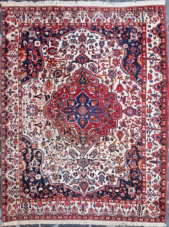 MATTA, orientalisk. Ca 354 X 277  cm.