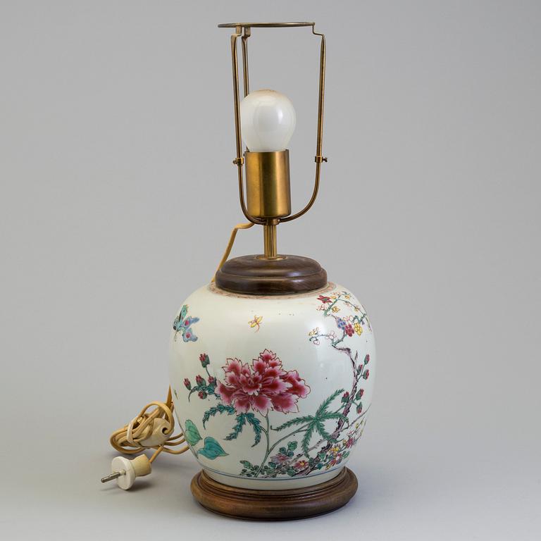 A Chinese Export porcelain jar converted to a table lamp decorated in famille rose. Qing dynasty, 19th century.