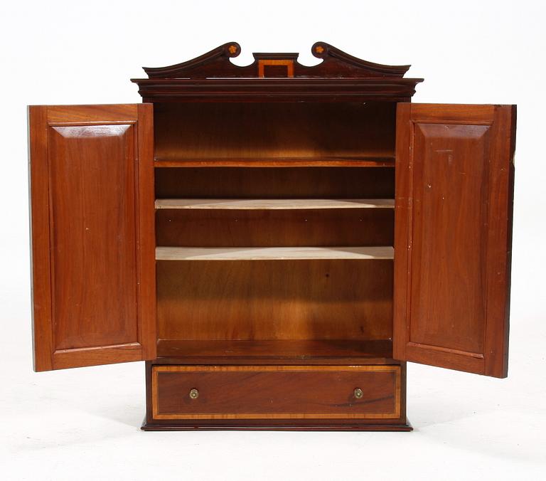 VÄGGSKÅP, engelsk stil, 1900-talets första hälft.