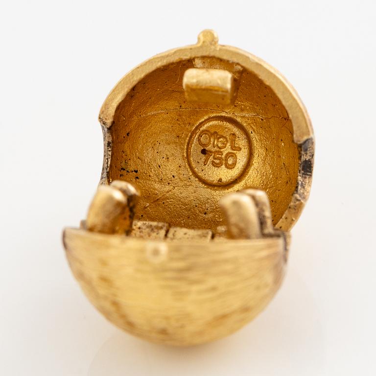 Ole Lynggaard, crown lock 18K gold, with three stone collets with prongs.