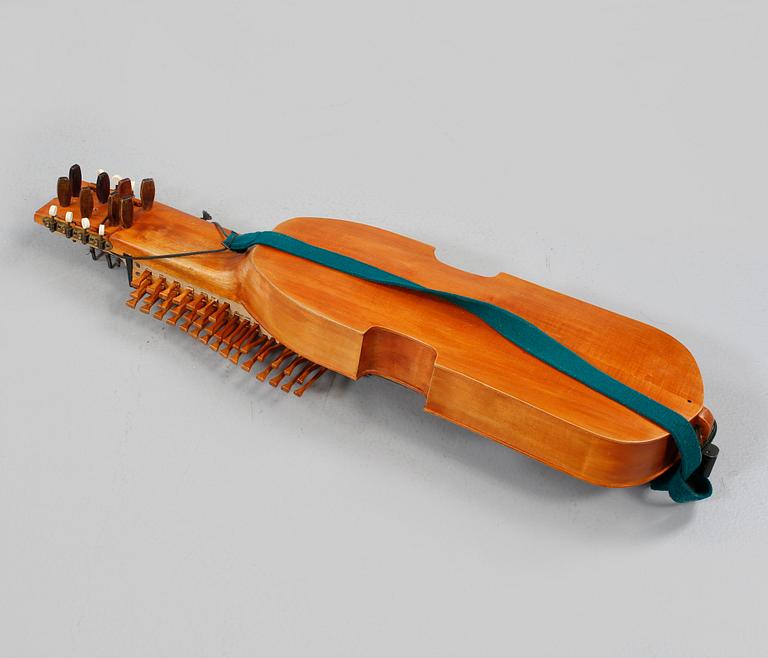 NYCKELHARPA, 1900-talets andra hälft.