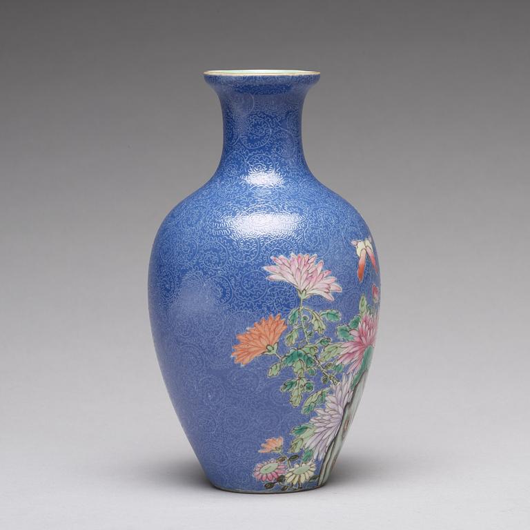 A Chinese sgrafitto vase, Republik, 20th Century.