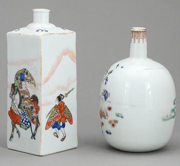 VASER, 2 st. Porslin, Japan. 1900-tal.