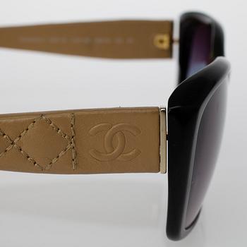 SOLGLASÖGON, Chanel.