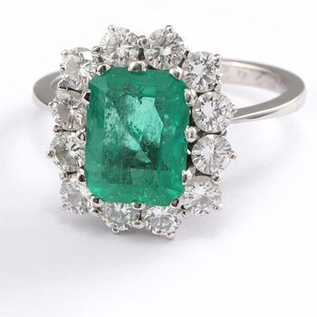 1138. RING, 18k vitguld med smaragd ca 2.00 ct samt briljantslipade diamanter totalt 1.20 ct.