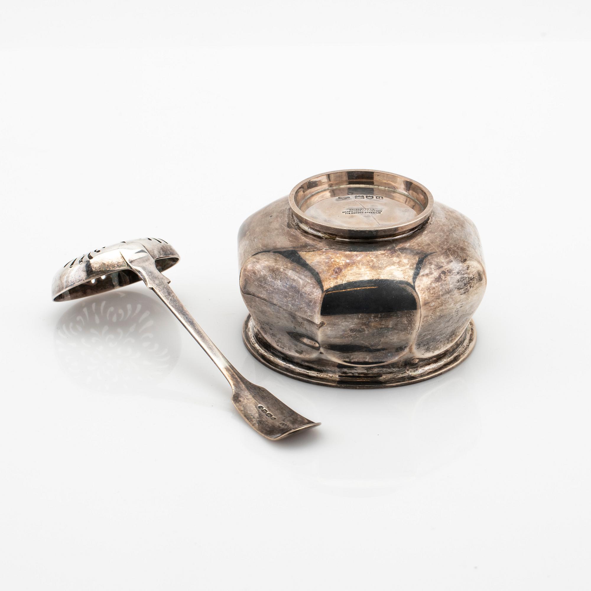 Goldsmiths & Silversmiths Co Ltd, sockerskål silver, London 1911, samt William Robert Smily ströare, silver, London 1868.