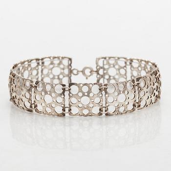 Liisa Vitali, kaulaketju ja rannekoru, "Leppäkerttu", sterling hopeaa, Westerback, Helsinki 1971 ja 1972.