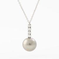 Necklace 18K white gold with cultured Tahitian pearl and brilliant-cut diamonds.