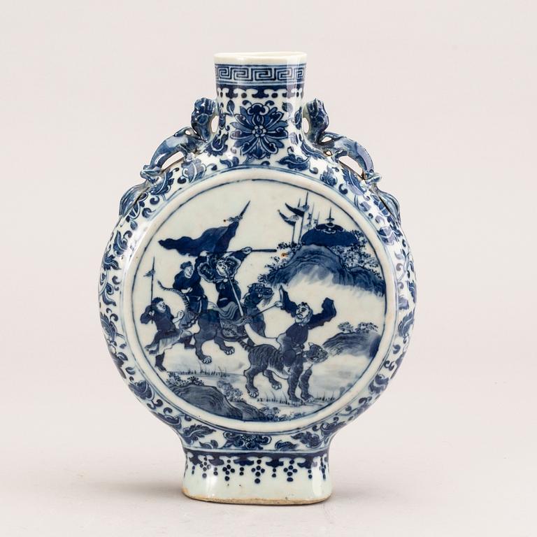 A porcelain moon vase/flask, Qing dynasty, Tongzhi (1862-1874).