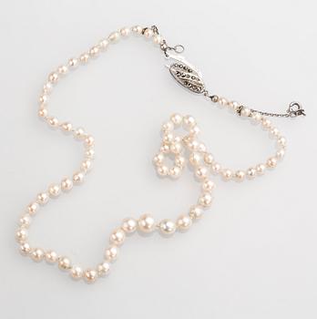 PÄRLCOLLIER, odlade saltvattenspärlor, silverlås med markasiter.