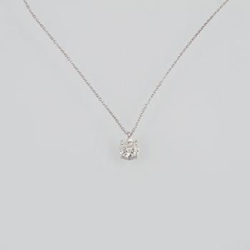 HÄNGE MED KEDJA, 18K vitguld med briljantslipad diamant 1.30 ct. Vikt 2,7 gram.