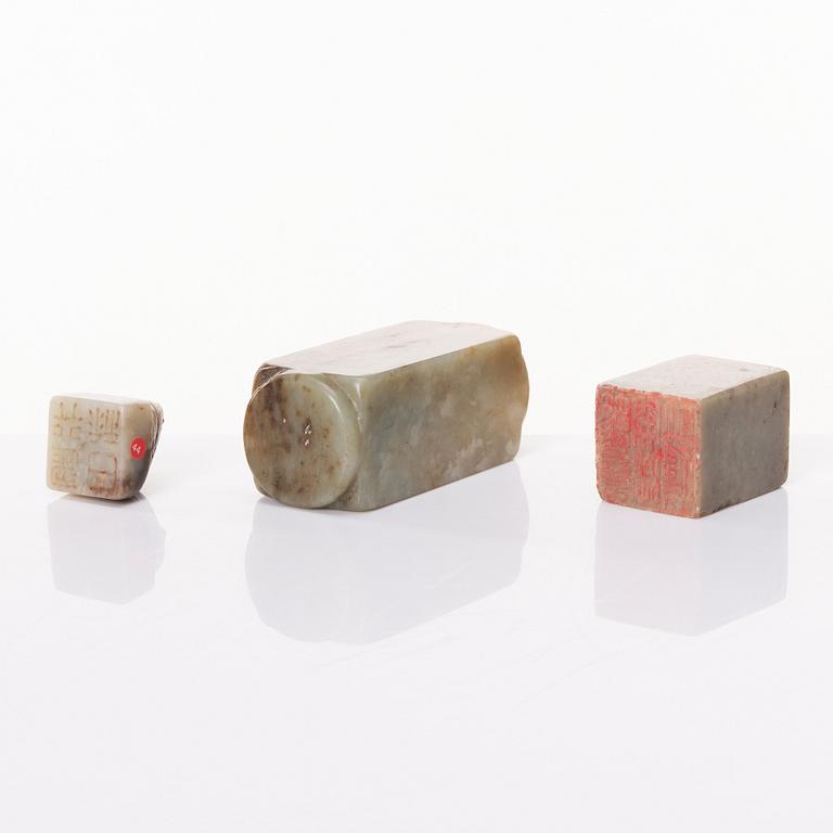A Chinese cong shaped nephrite brush pot and two seals.