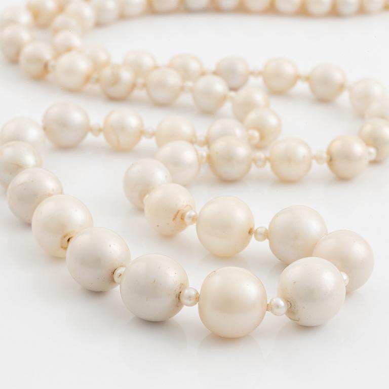 A pearl necklace.