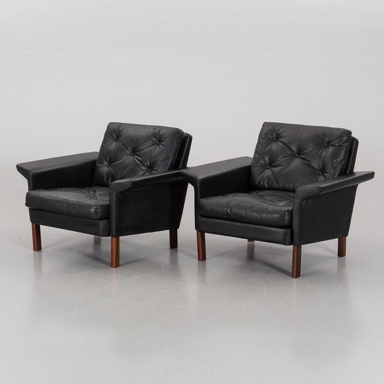 A PAIR OF BLACK LEATHER EASY CHAIRS, 1960's/1970's.