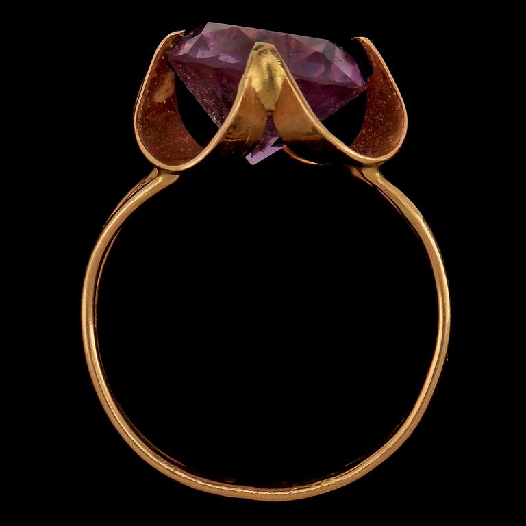 RING, 14k guld med fasettslipad ametist, 1900-talets andra hälft. Vikt 3 g.