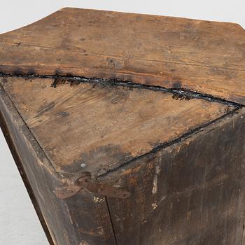 A Swedish late Baroque corner cupboard, first part 18th century.