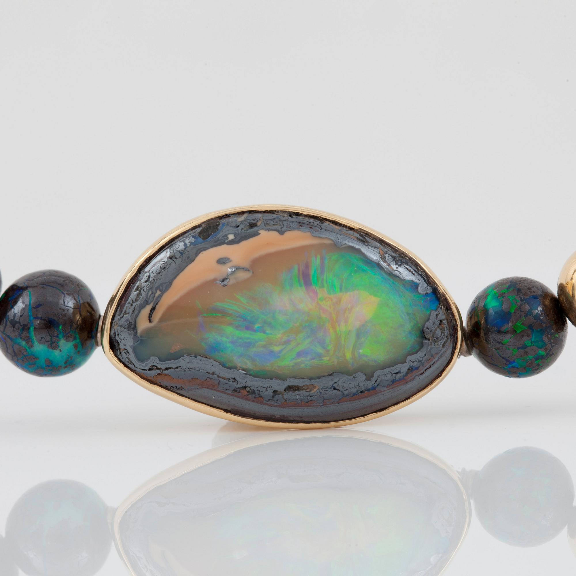 COLLIER med kulor i boulderopal Ø 17.3-5.3 mm, samt kulor i guld. Tillverkad av Gaudi, Stockholm 1989.