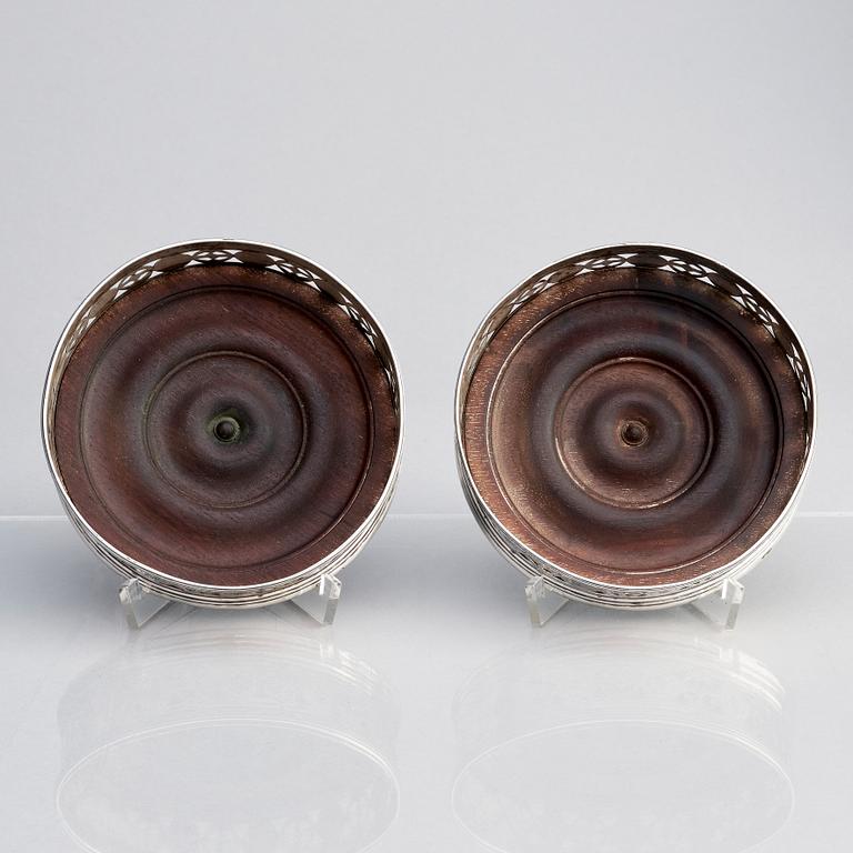 John Robertson & David Darling, coasters, ett par, silver, Newcastle 1795.