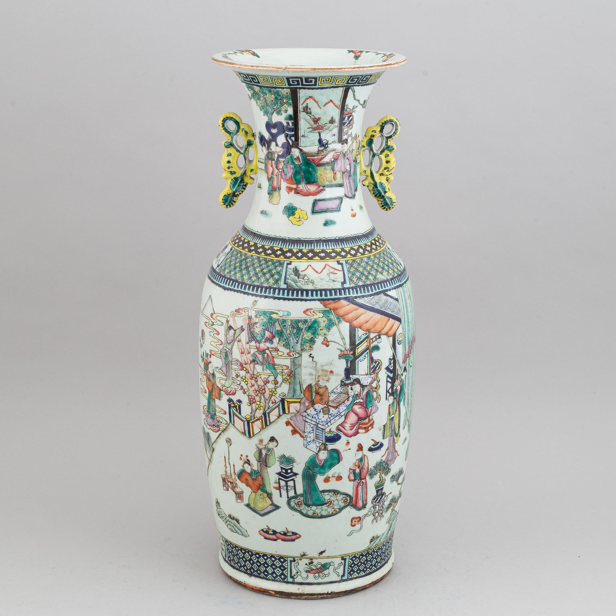 A famille verte floor vase, Qing dynasty, early 20th century.